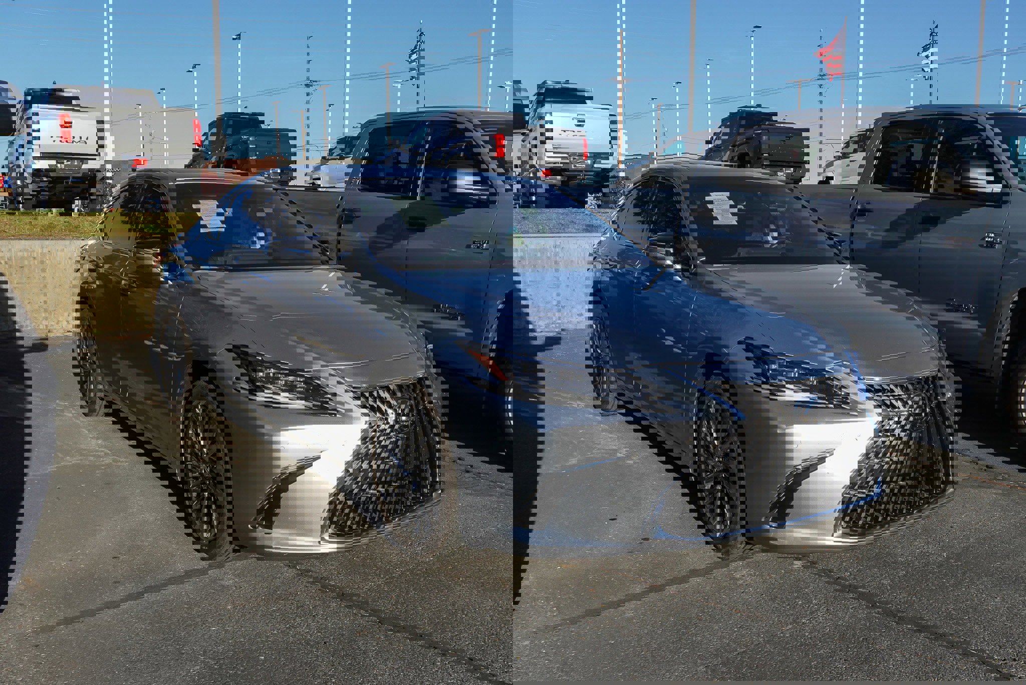 Used 2025 Lexus ES 300h w/ Luxury Package video 2