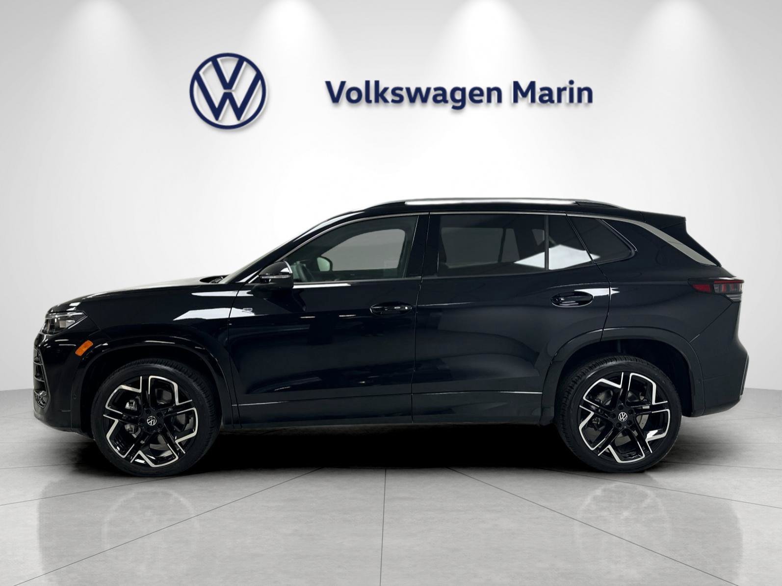 New 2026 Volkswagen Tiguan SEL R-Line AWD/4WD image 2