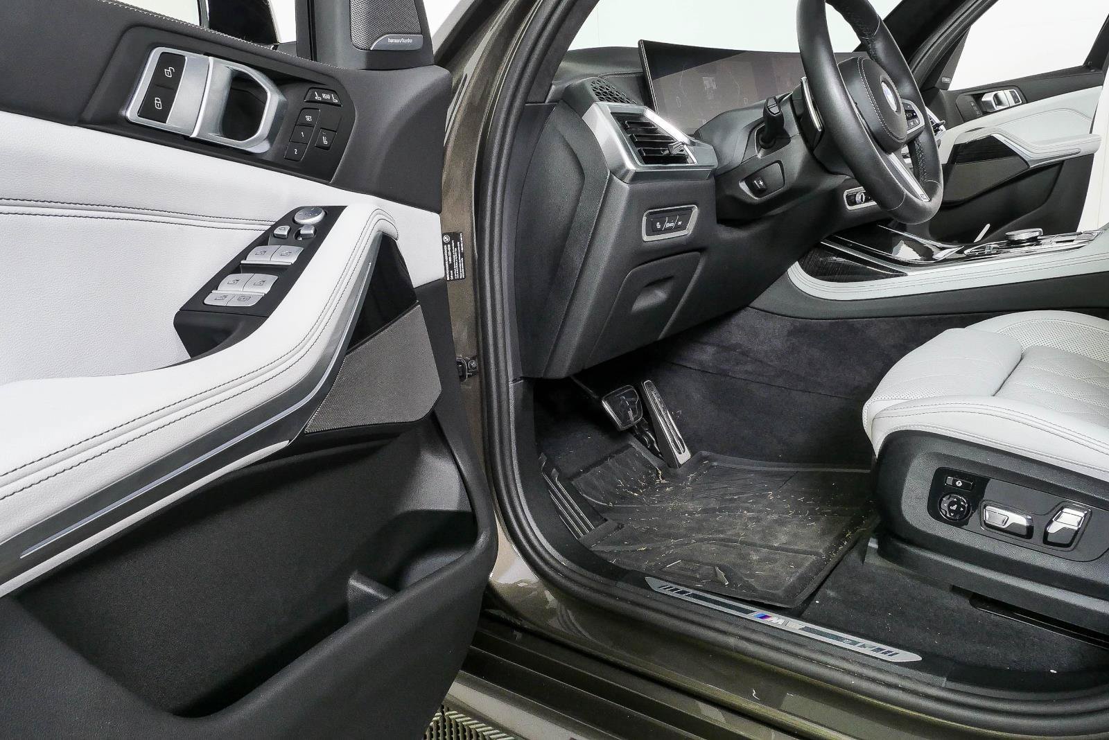Used 2025 BMW X7 xDrive40i w/ M Sport Package AWD/4WD image 8