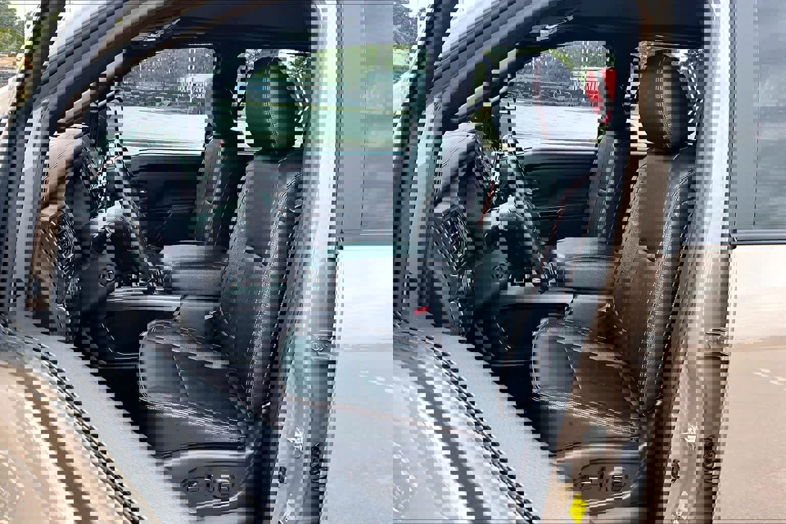 Used 2024 Nissan Titan PRO-4X w/ Pro-4x Convenience Package image 8