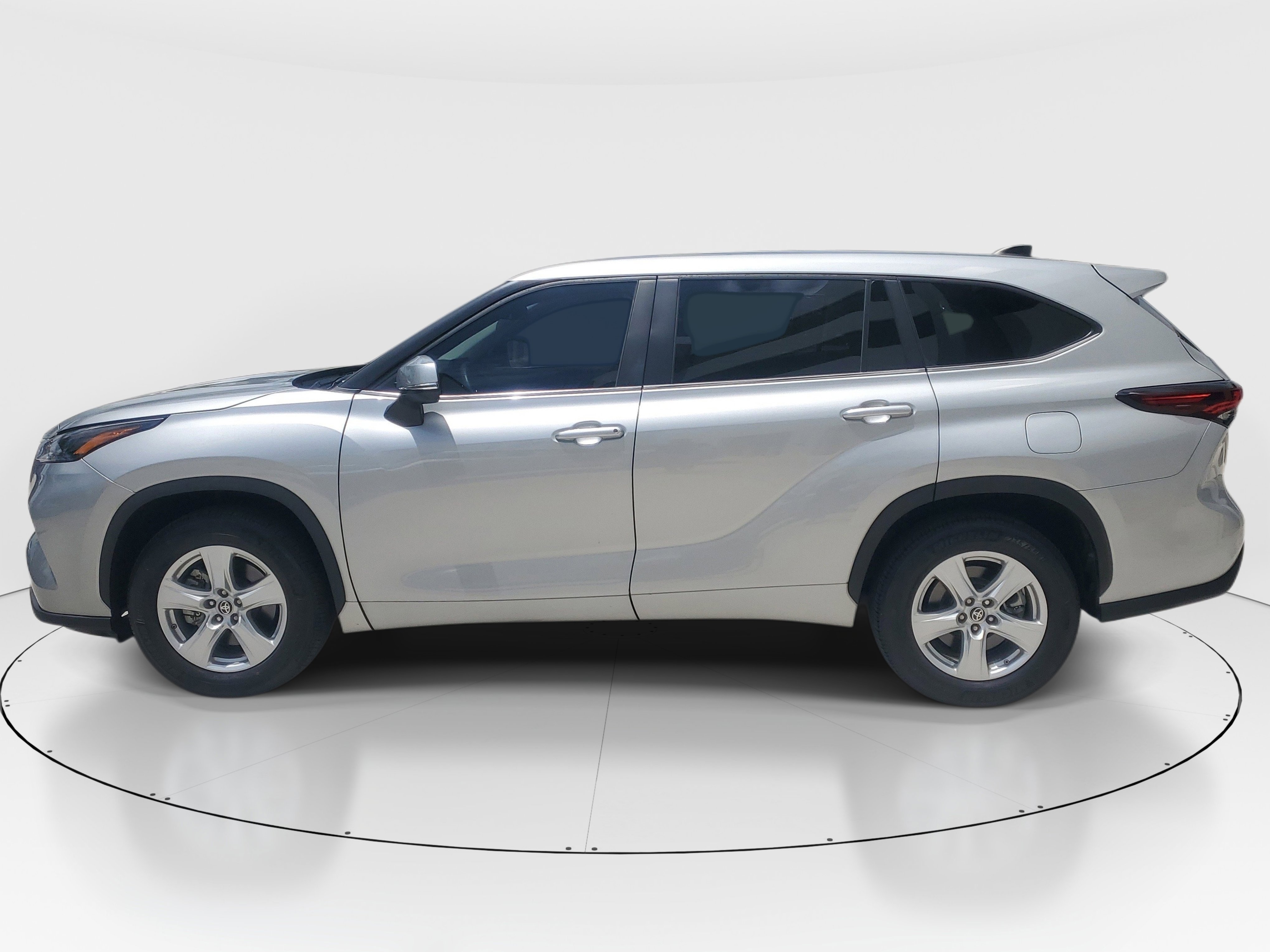 Certified 2024 Toyota Highlander LE FWD image 6