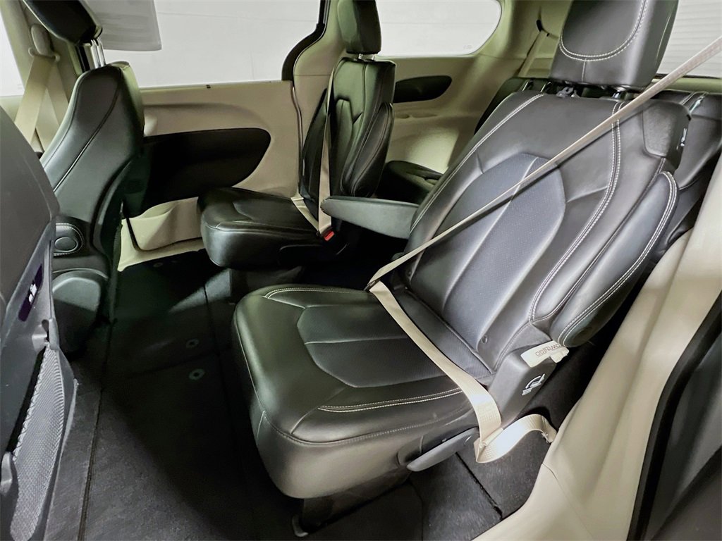 Used 2023 Chrysler Pacifica Touring-L image 22