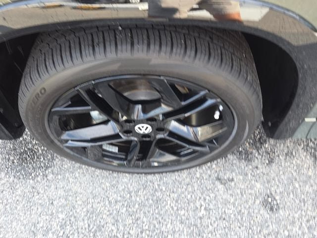 New 2026 Volkswagen Tiguan SE R-Line FWD image 18