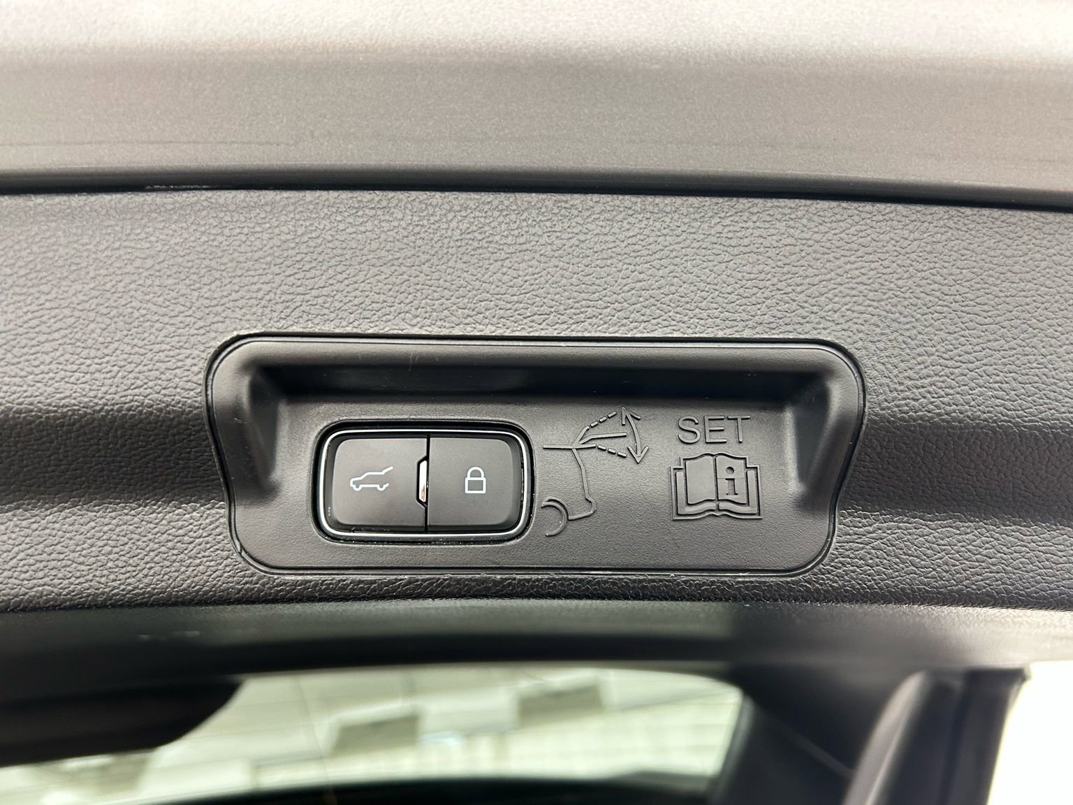 Used 2020 Ford Explorer XLT image 39