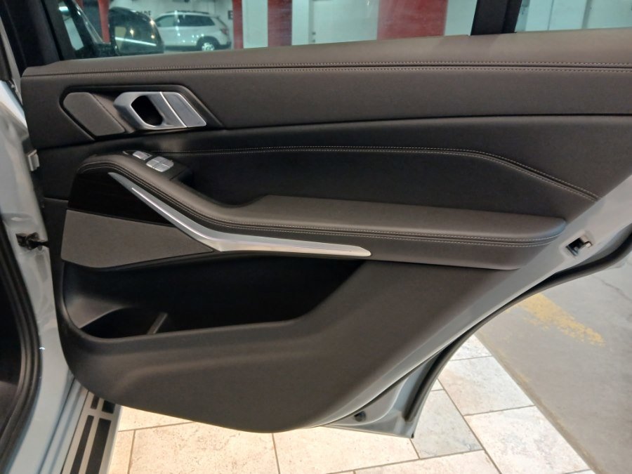 Used 2024 BMW X7 xDrive40i w/ M Sport Package image 32