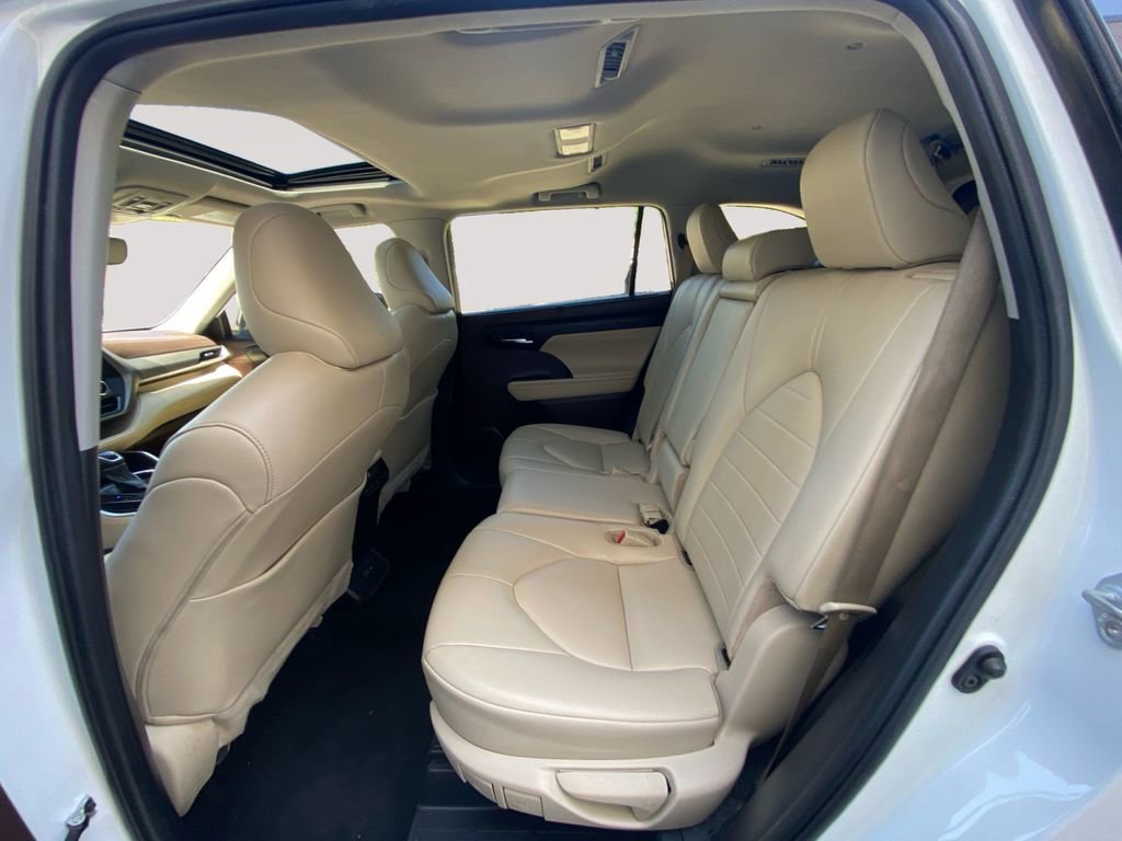 Used 2022 Toyota Highlander XLE AWD/4WD image 8