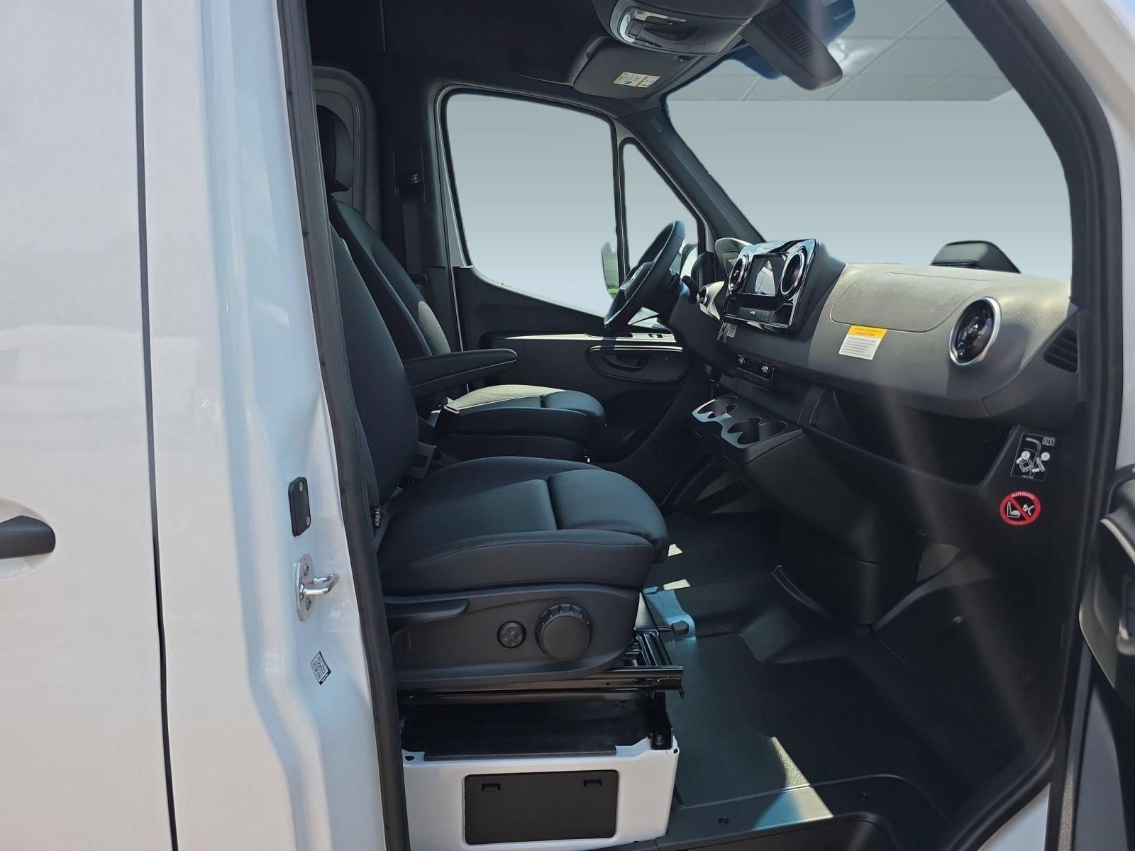 Used 2025 Mercedes-Benz Sprinter 2500 image 22