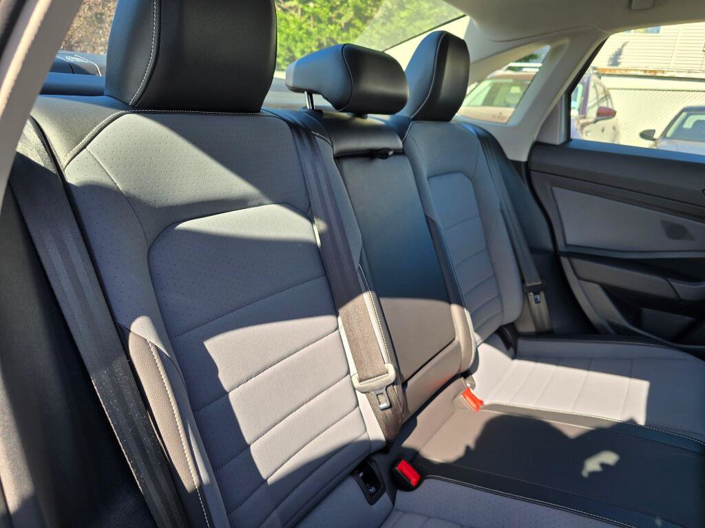 Used 2025 Volkswagen Jetta SE FWD image 14