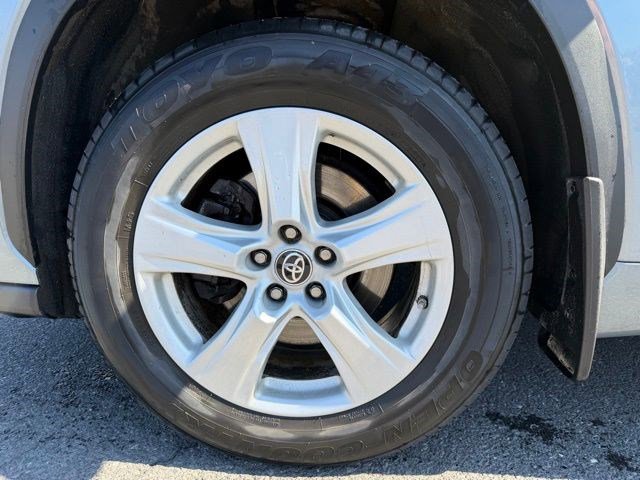 Used 2021 Toyota Highlander LE AWD/4WD image 25