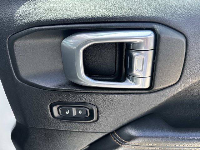 Used 2024 Jeep Wrangler Unlimited Sahara AWD/4WD image 19