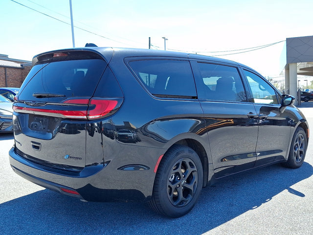 Used 2022 Chrysler Pacifica Touring-L w/ S Appearance Package image 4