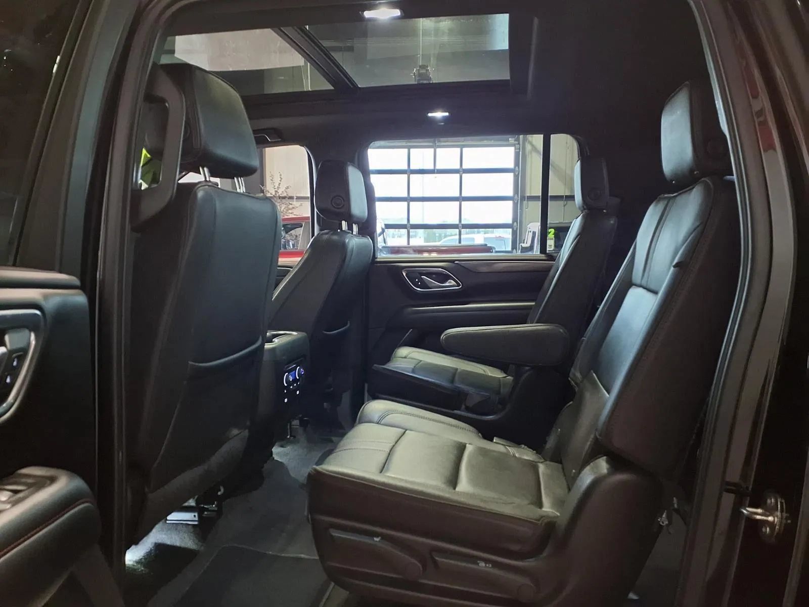 Used 2022 Chevrolet Suburban RST w/ Sport Performance Package AWD/4WD image 17