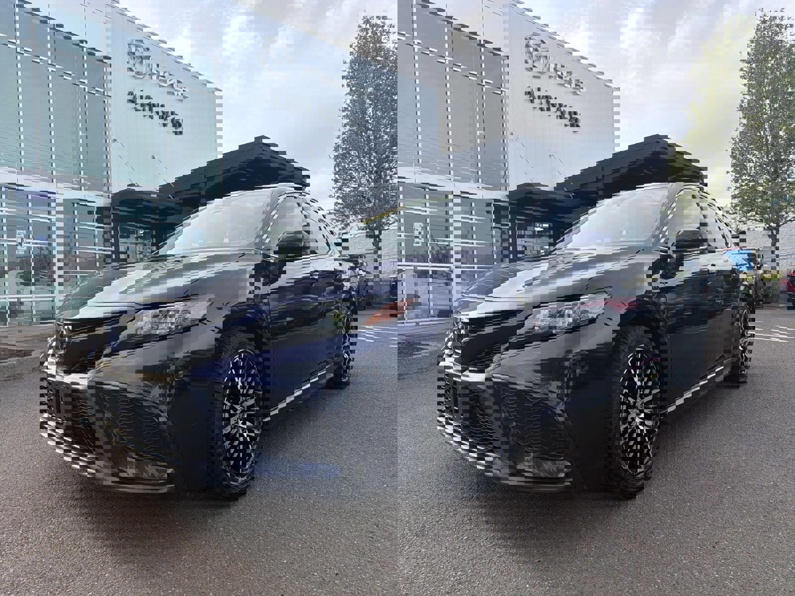 Used 2022 Toyota Camry SE w/ Cold Weather Package