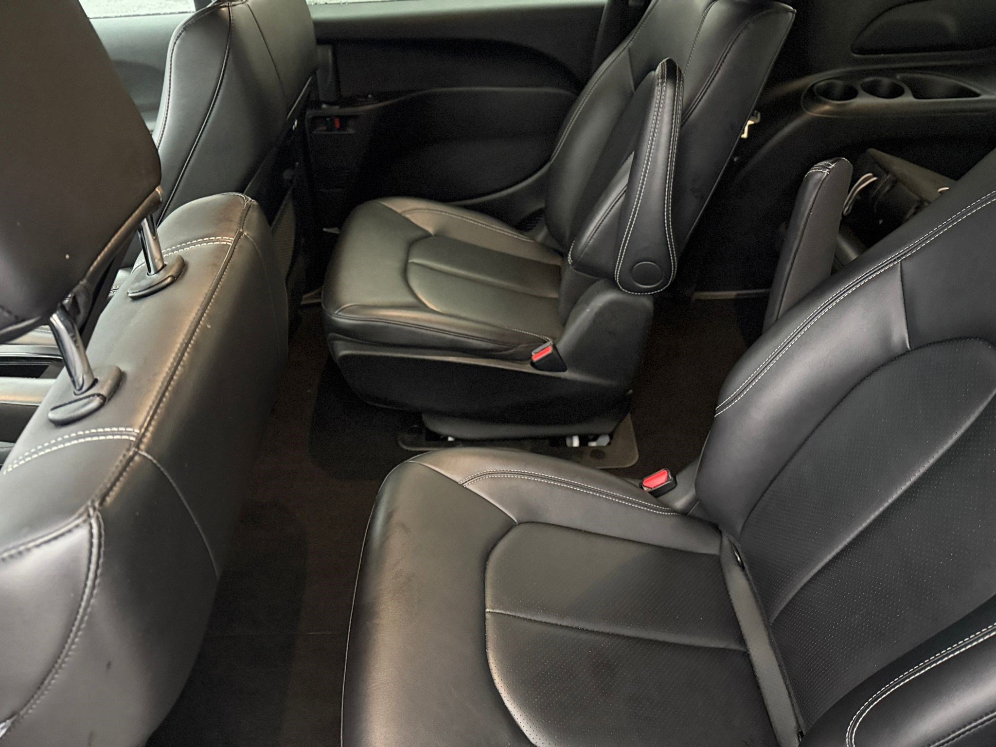 Used 2024 Chrysler Pacifica Limited FWD image 14