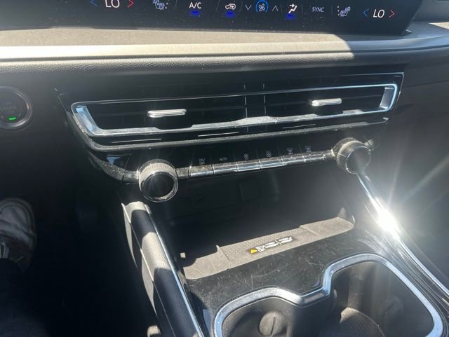 Used 2025 Chevrolet Traverse LT FWD image 24