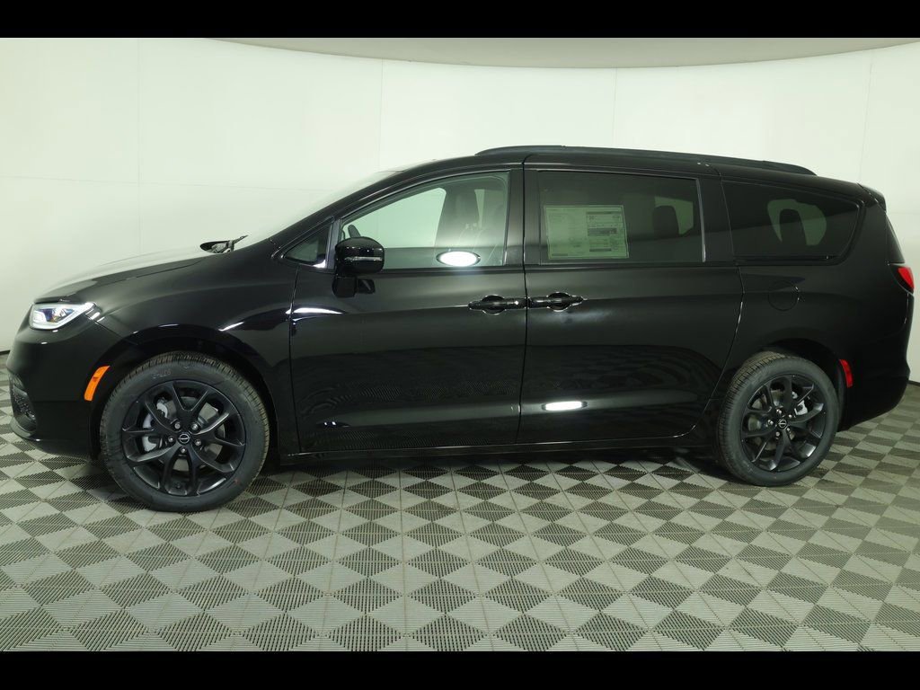 New 2026 Chrysler Pacifica Limited w/ S Appearance Package AWD/4WD image 2