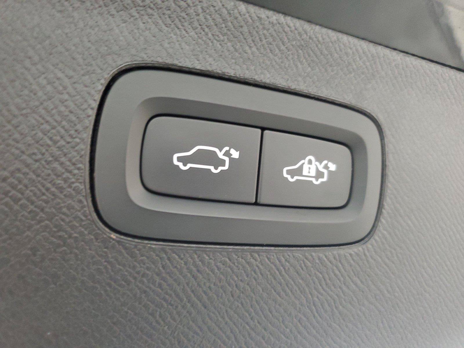 Certified 2024 Volvo XC90 T8 Plus AWD/4WD image 10