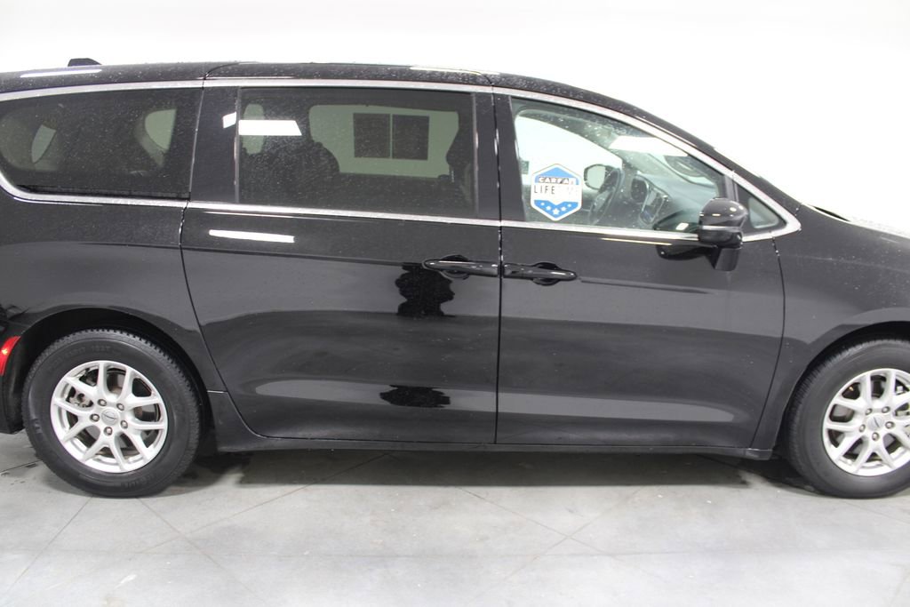 Used 2024 Chrysler Pacifica Touring-L image 11