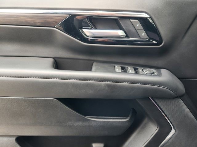 Used 2025 Chevrolet Suburban LS image 23