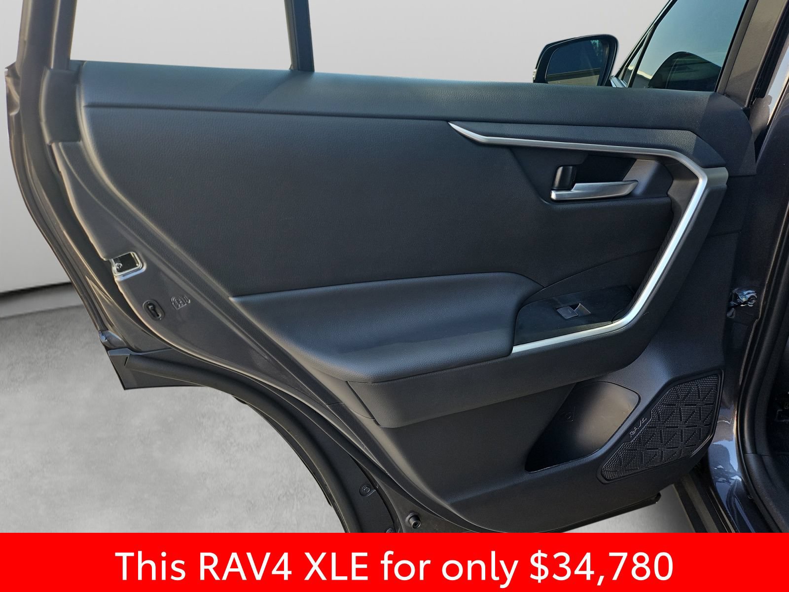 Used 2025 Toyota RAV4 XLE FWD image 35