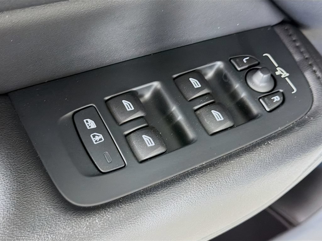 Used 2023 Volvo XC60 B5 Plus AWD/4WD image 18