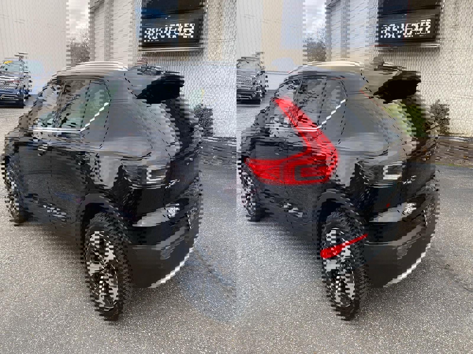 Used 2024 Volvo XC40 B5 Plus image 5