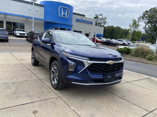 Used 2024 Chevrolet Trax LT w/ Driver Confidence Package FWD image 2