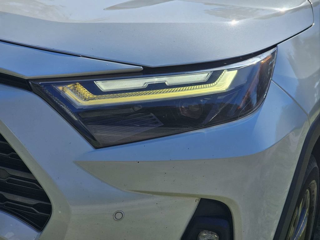 Used 2022 Toyota RAV4 Limited AWD/4WD image 9
