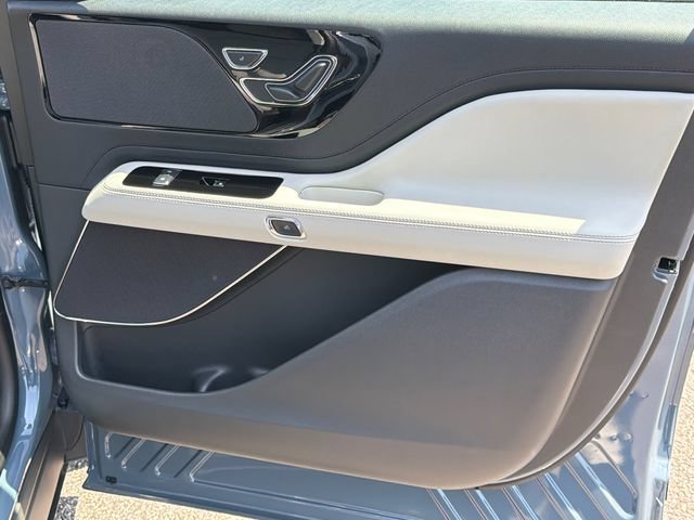 New 2026 Lincoln Aviator AWD w/ Jet Appearance Package image 15