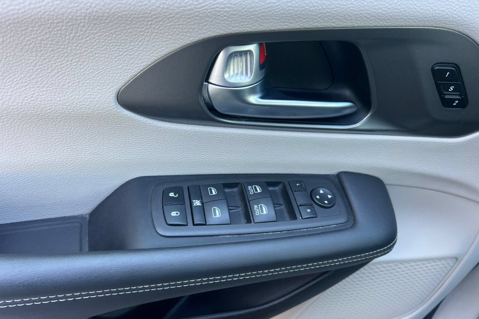 Used 2024 Chrysler Pacifica Limited FWD image 12