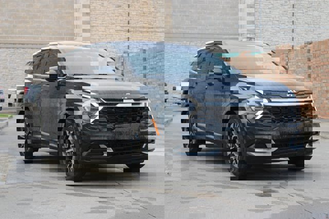 Used 2025 Kia Sportage EX image 2