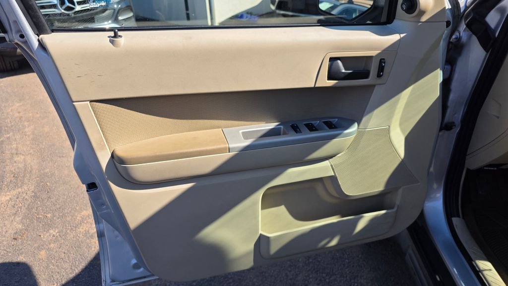 Used 2010 Ford Escape XLT image 11