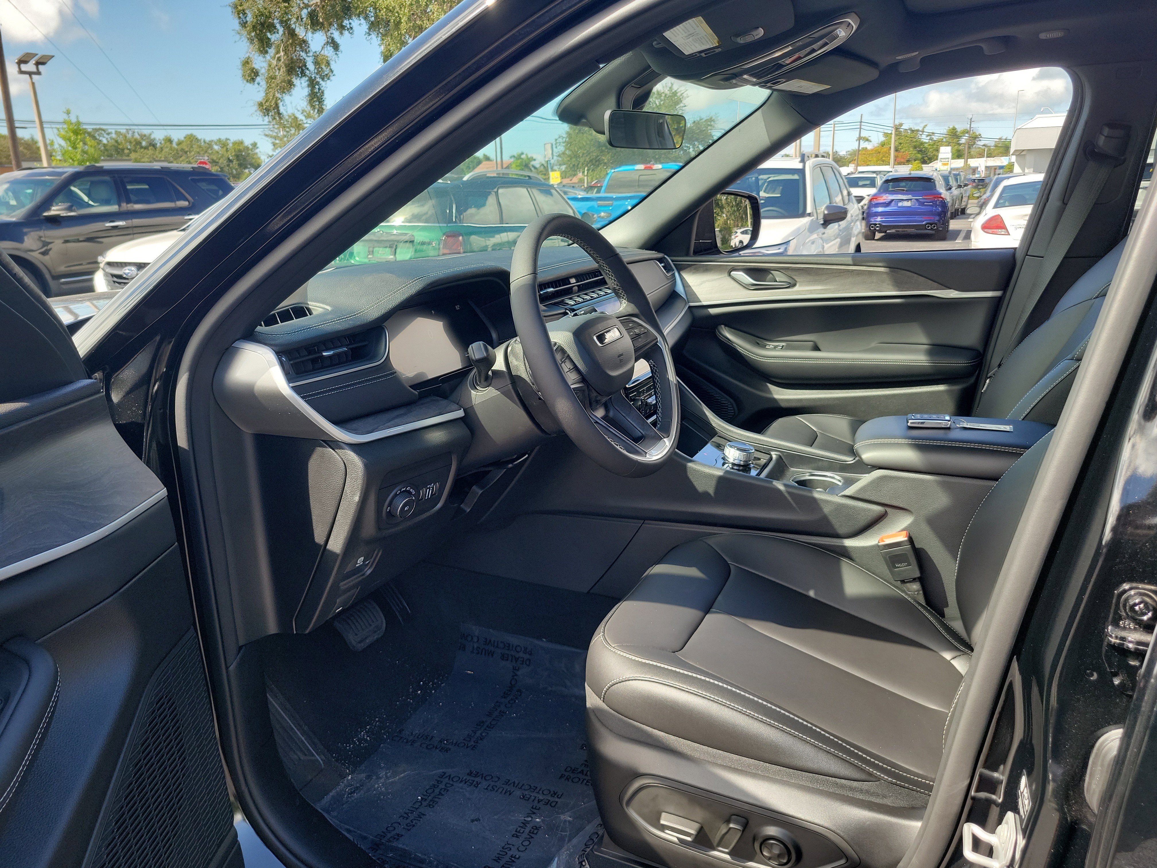 New 2025 Jeep Grand Cherokee Limited w/ Black Appearance Package image 12