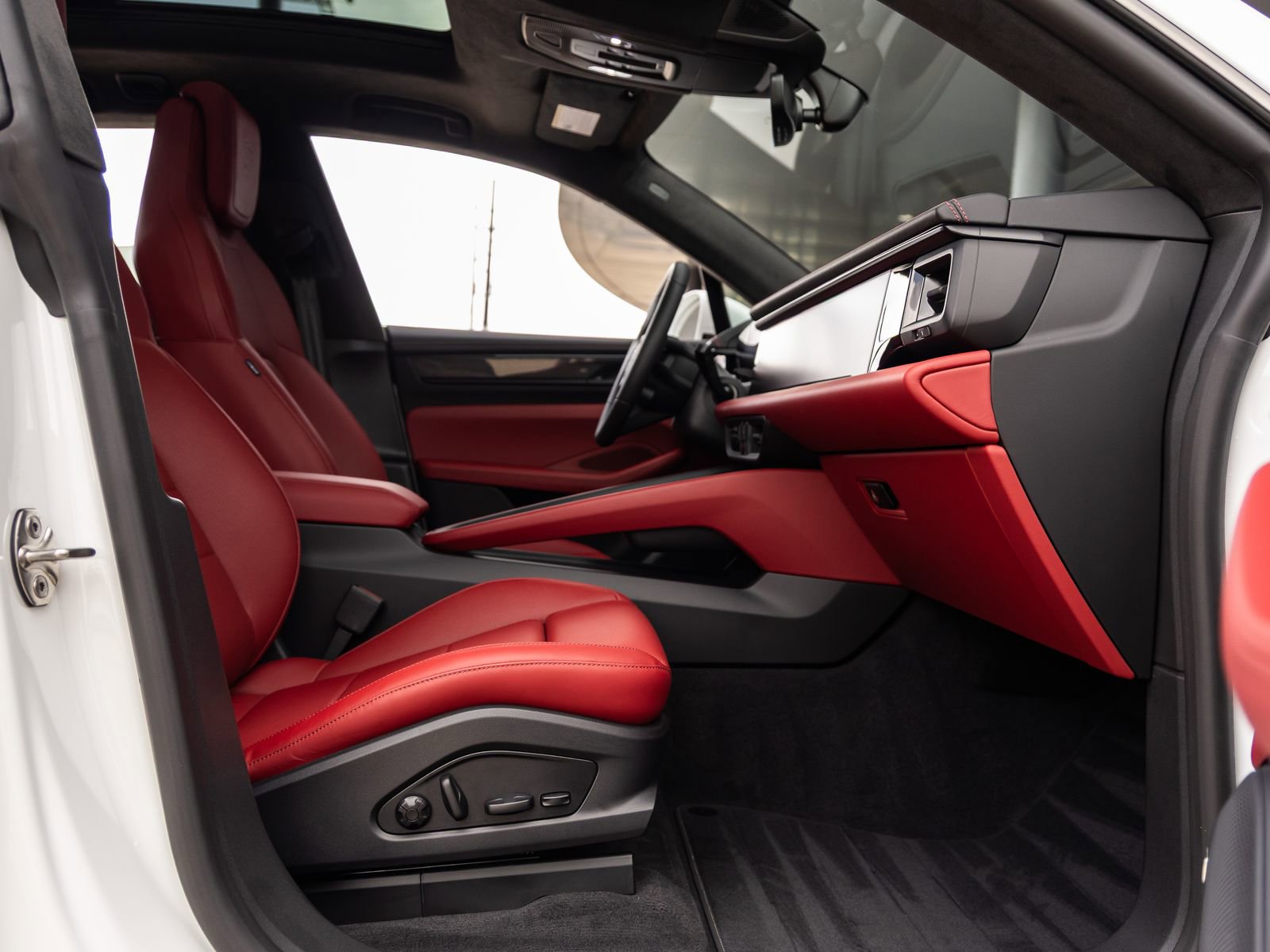 New 2025 Porsche Macan Turbo Electric AWD/4WD image 44