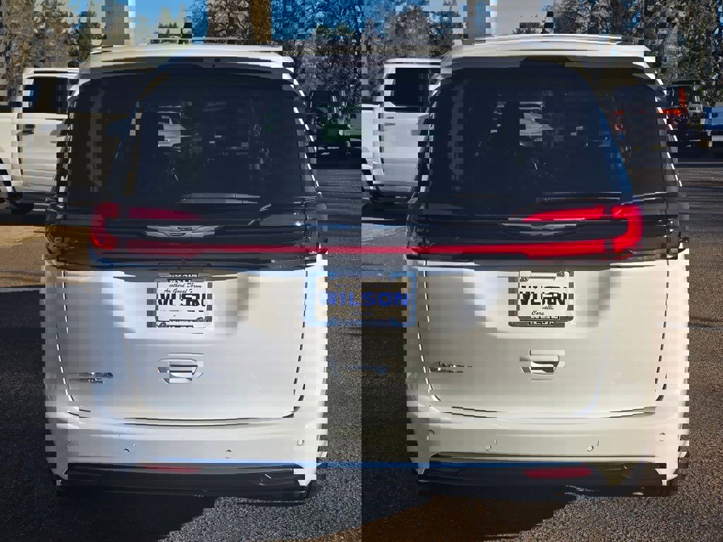 Used 2024 Chrysler Pacifica Touring-L image 7