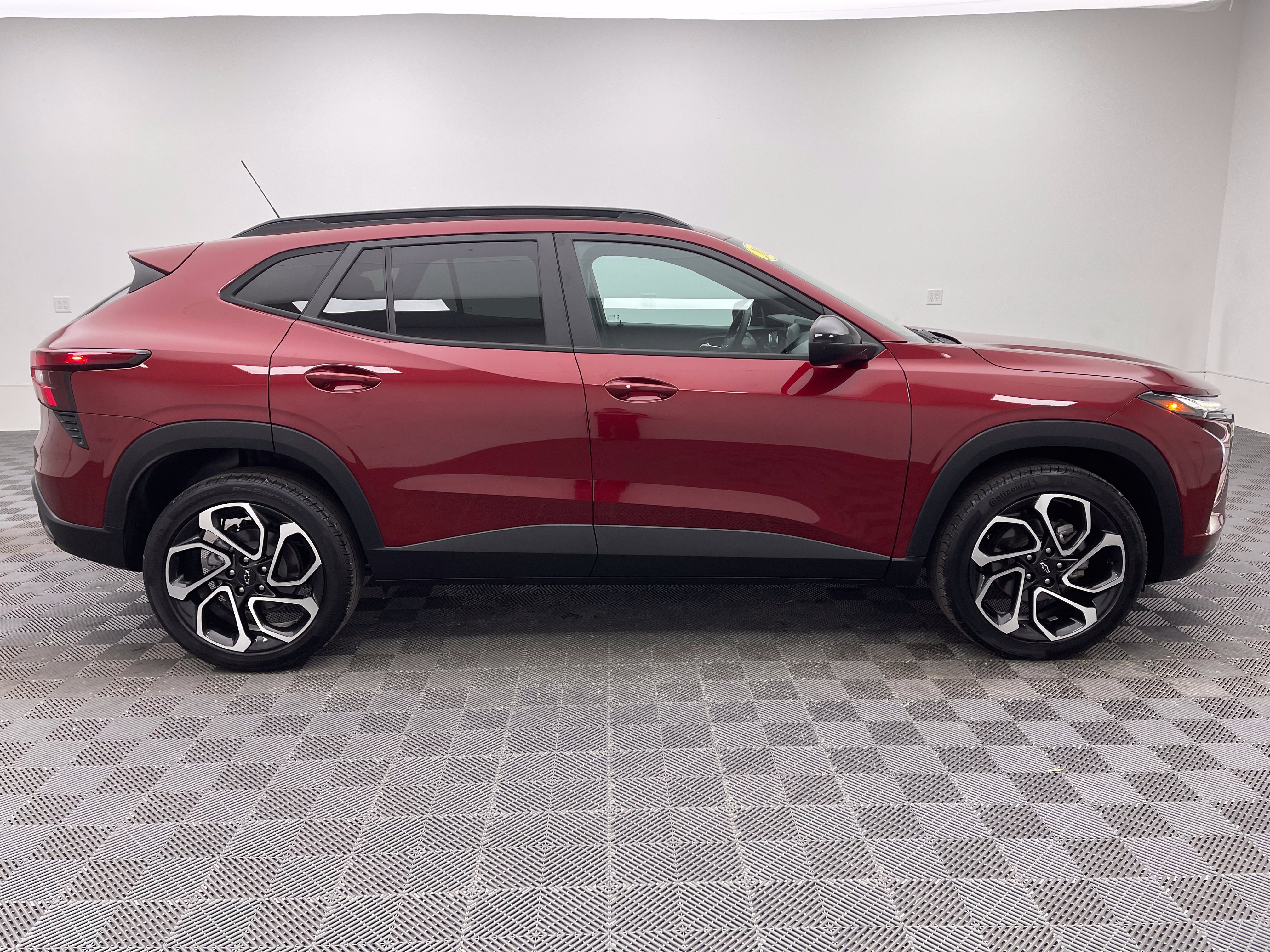 Used 2024 Chevrolet Trax RS w/ Sunroof Package FWD image 7