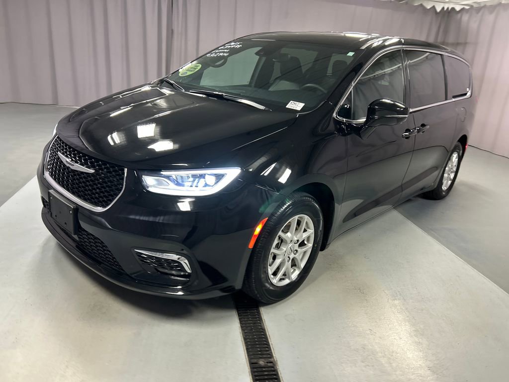 Used 2025 Chrysler Pacifica Select FWD image 3