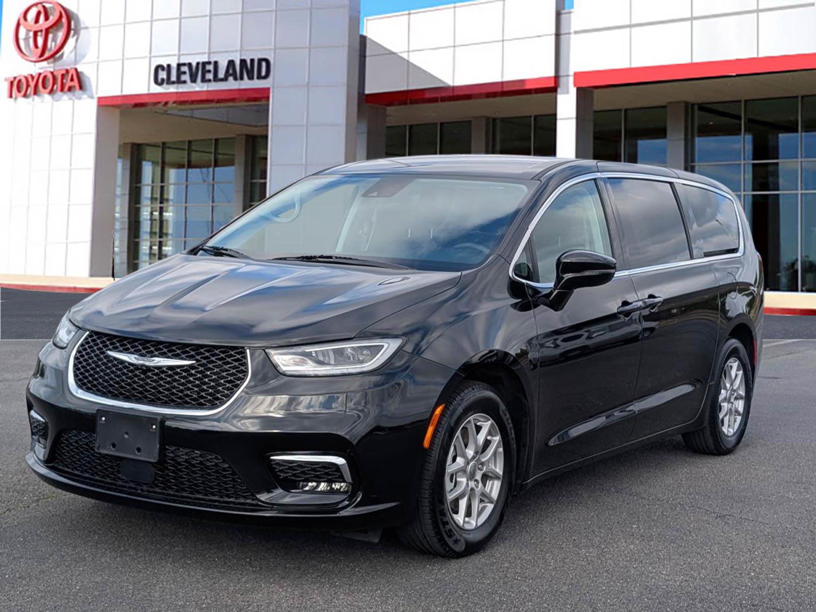 Used 2024 Chrysler Pacifica Touring-L image 4