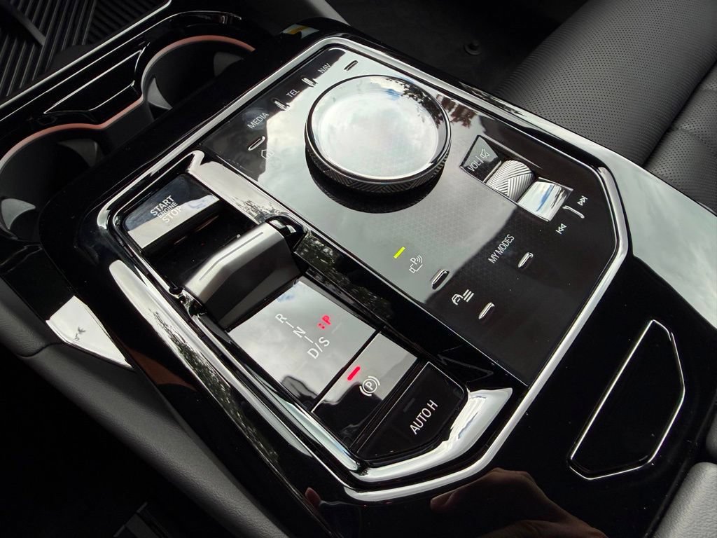 New 2027 BMW 550e xDrive w/ Premium Package AWD/4WD image 19