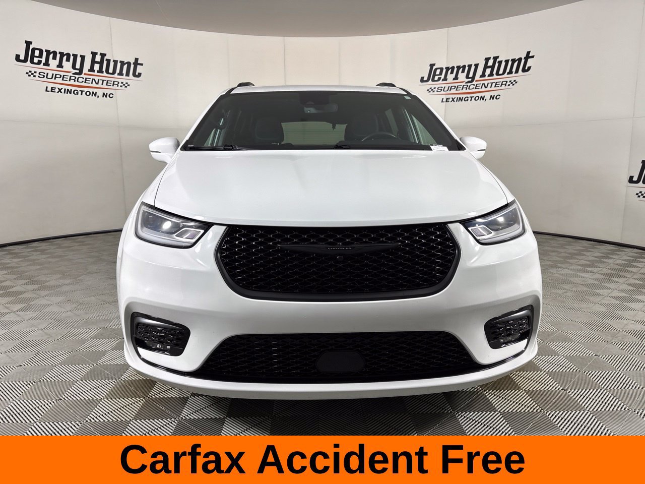 Used 2021 Chrysler Pacifica Touring w/ S Appearance Package FWD image 3