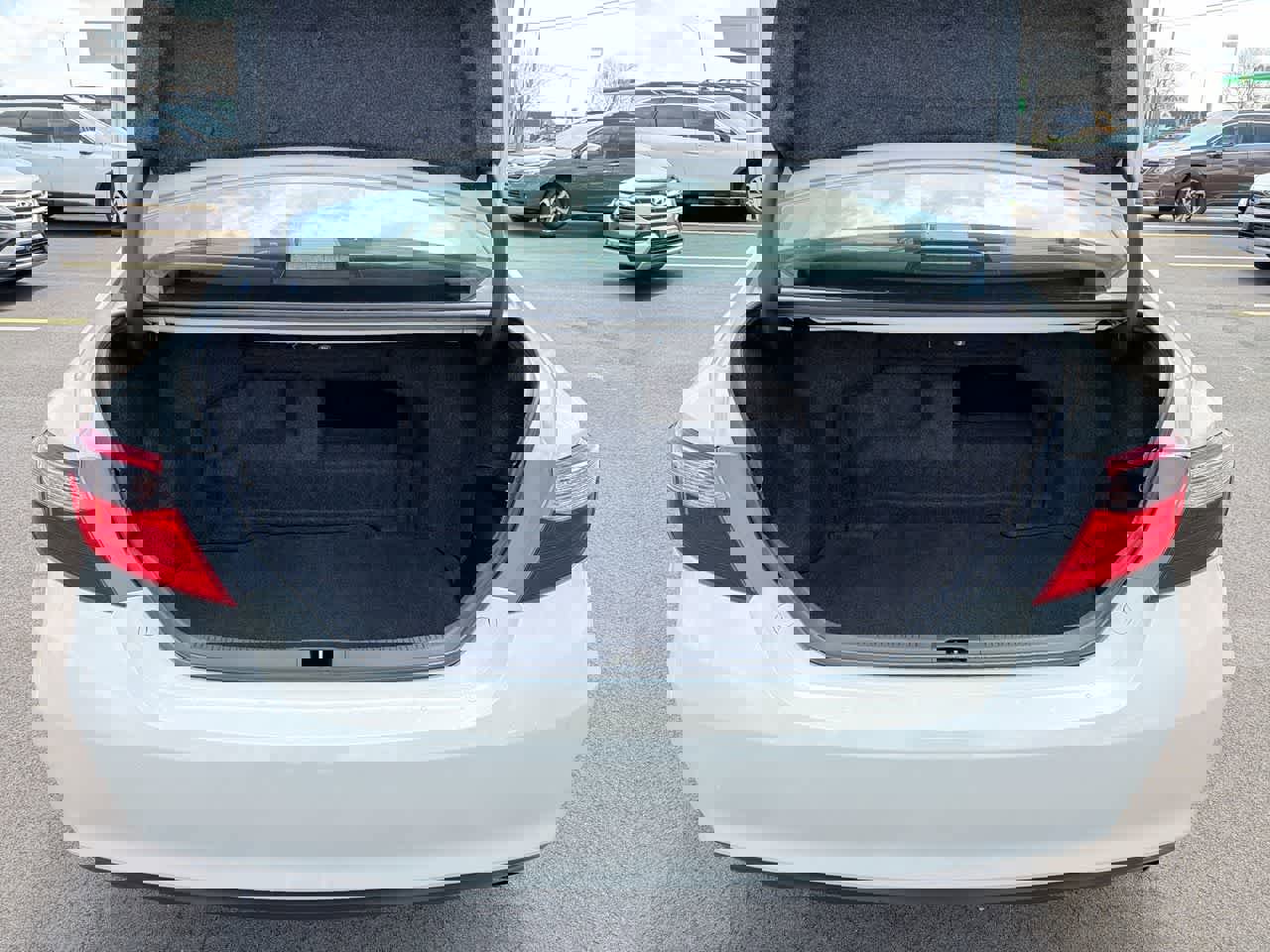 Used 2015 Toyota Camry XLE w/ Moonroof Package image 36