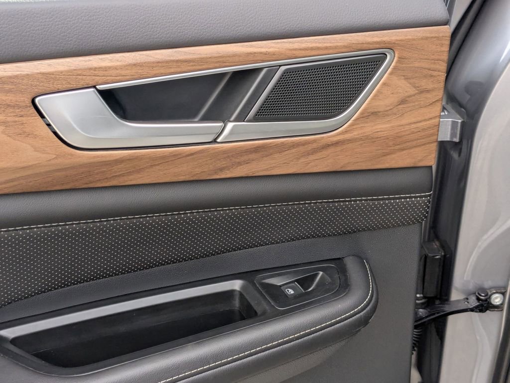 Used 2025 Volkswagen Atlas SE image 24