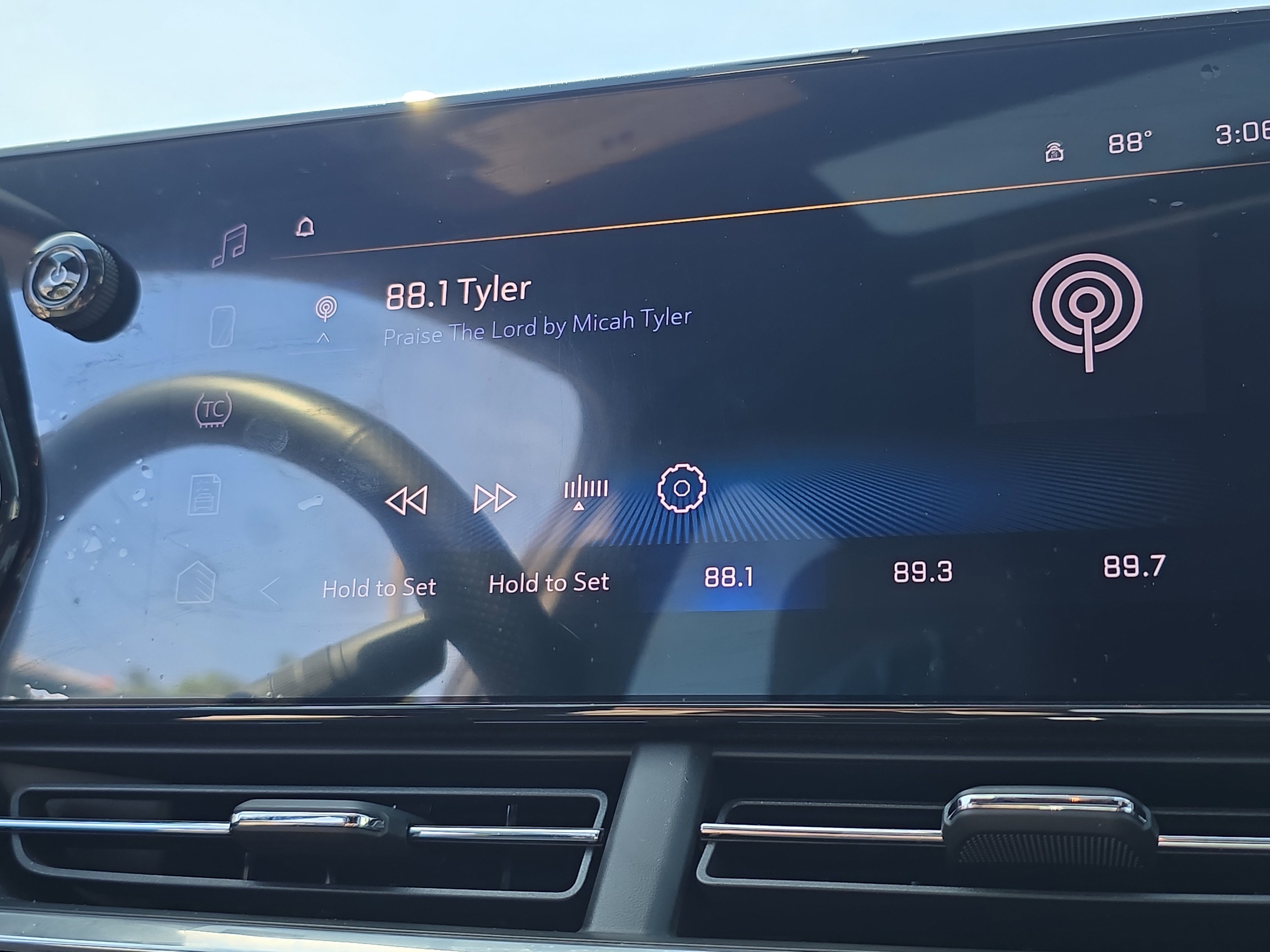 Used 2024 Chevrolet Trax RS w/ Sunroof Package image 34