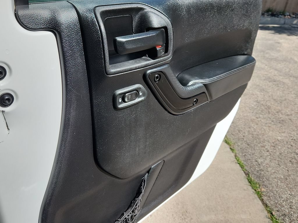 Used 2014 Jeep Wrangler Unlimited Sahara AWD/4WD image 15