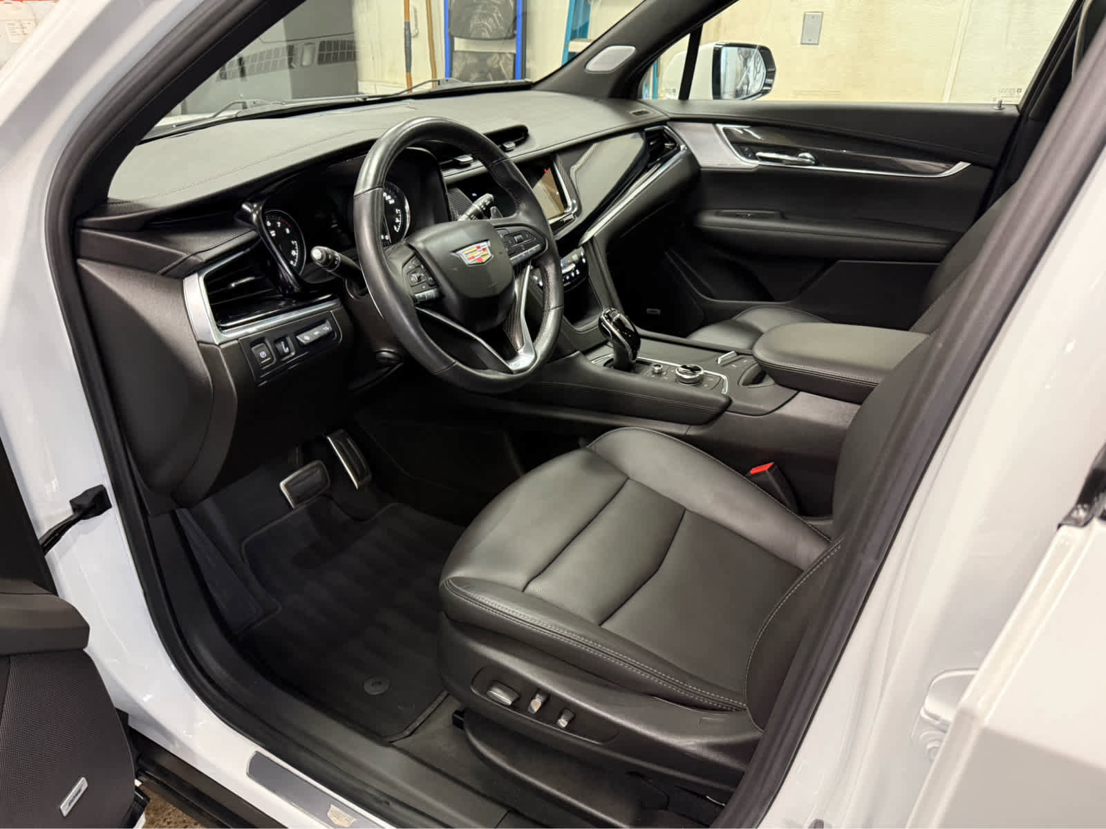 Used 2023 Cadillac XT6 Sport w/ Technology Package image 9