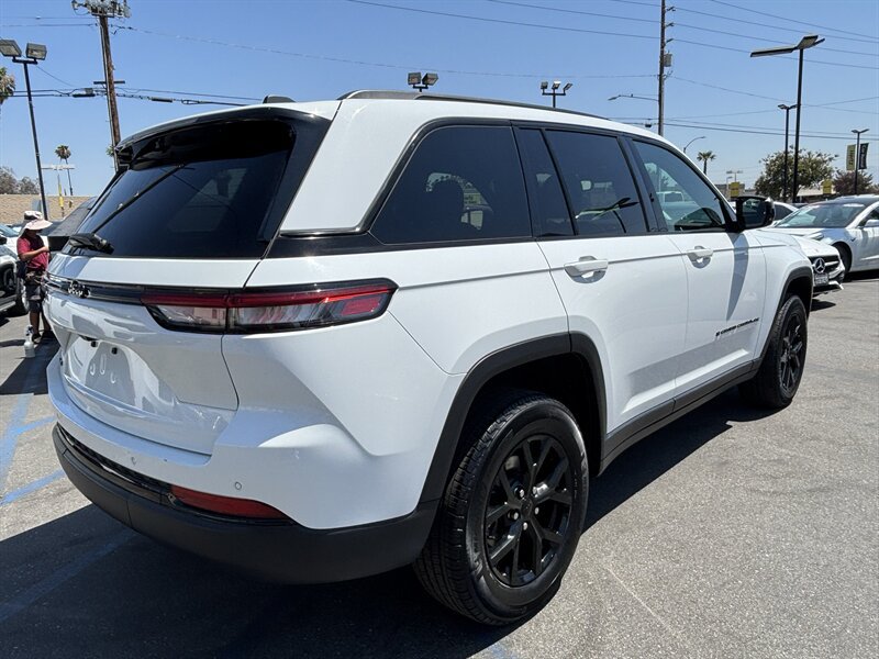 Used 2024 Jeep Grand Cherokee Altitude AWD/4WD image 5
