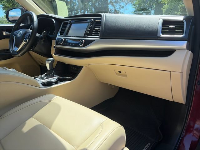 Used 2017 Toyota Highlander XLE AWD/4WD image 25