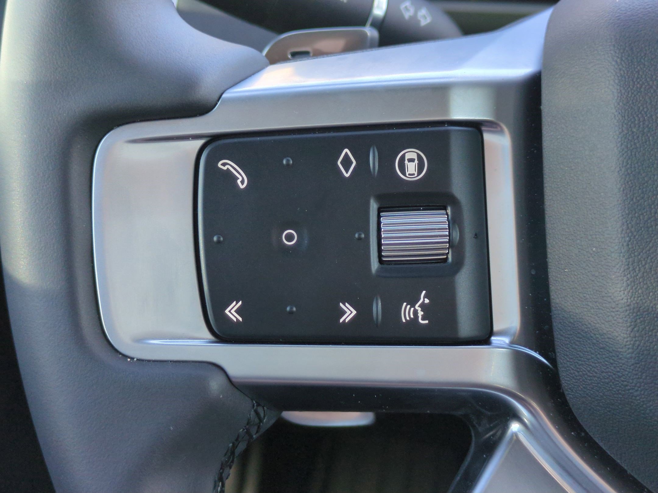 Used 2025 Land Rover Discovery S image 16