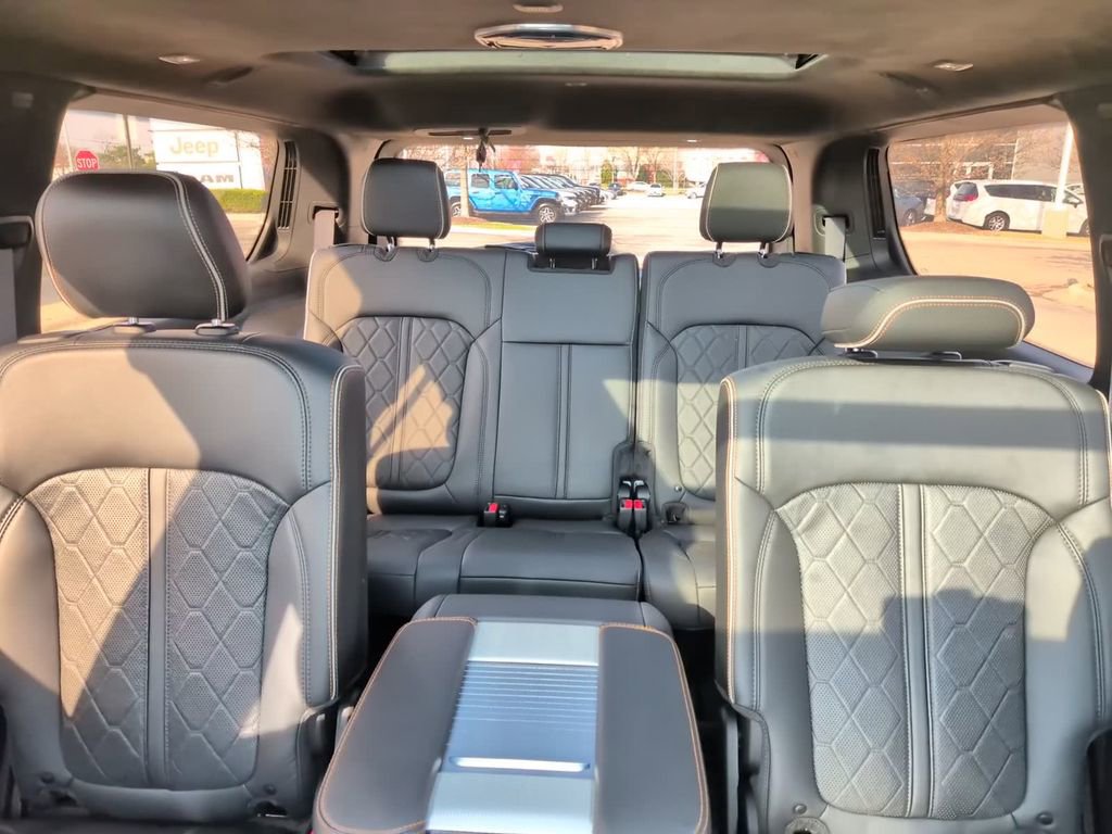 Used 2023 Jeep Grand Wagoneer Series III image 32