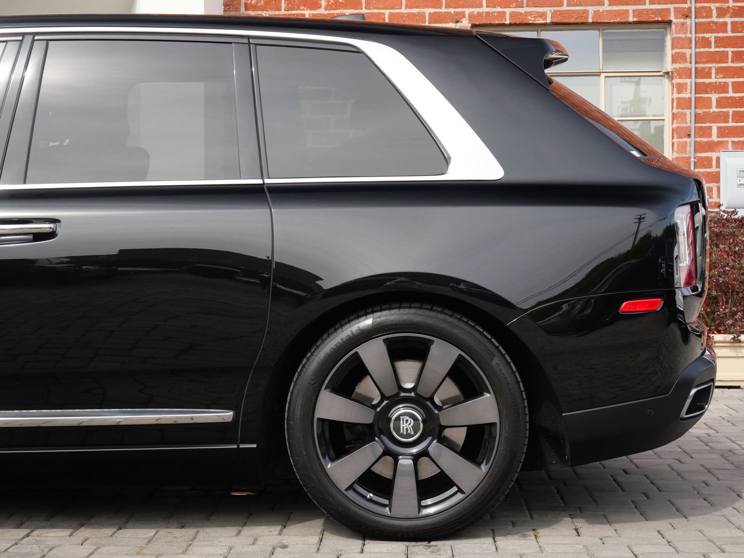Certified 2021 Rolls-Royce Cullinan AWD/4WD image 23